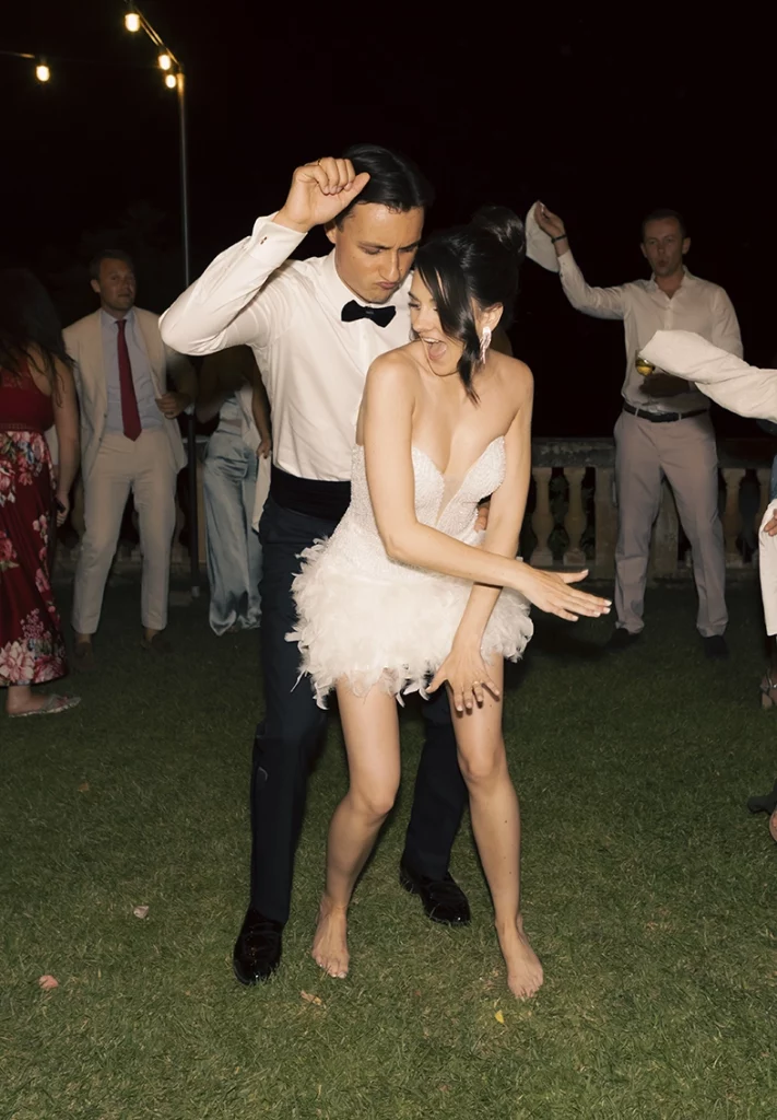 couple dancing and enjoying wedding party in Mallorca