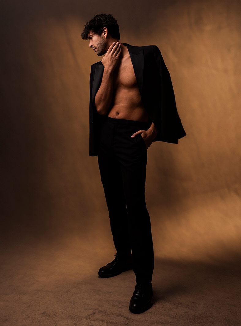 modelo masculino posando de cuerpo entero en estudio