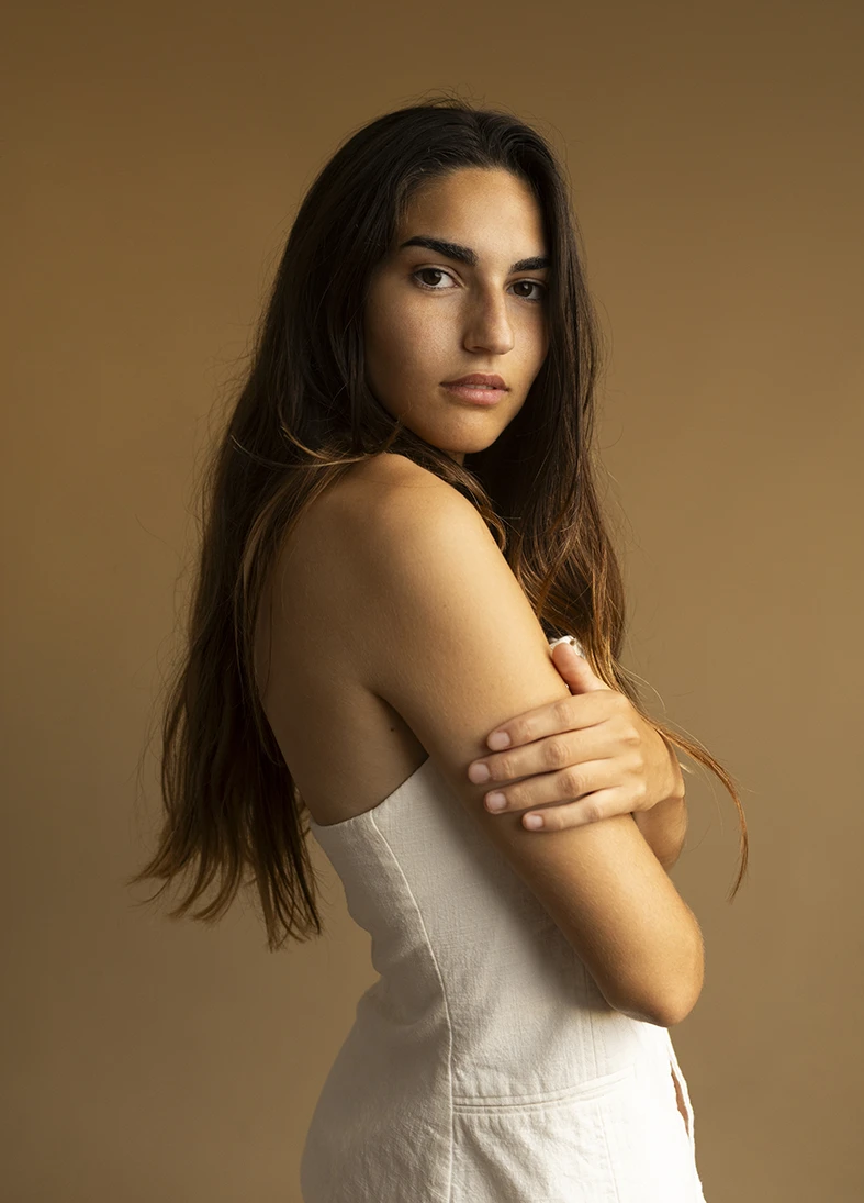 modelo femenina posando de perfil en estudio