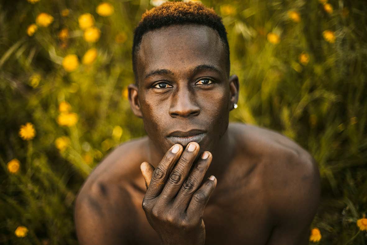 retrato masculino en exterior con luz natural