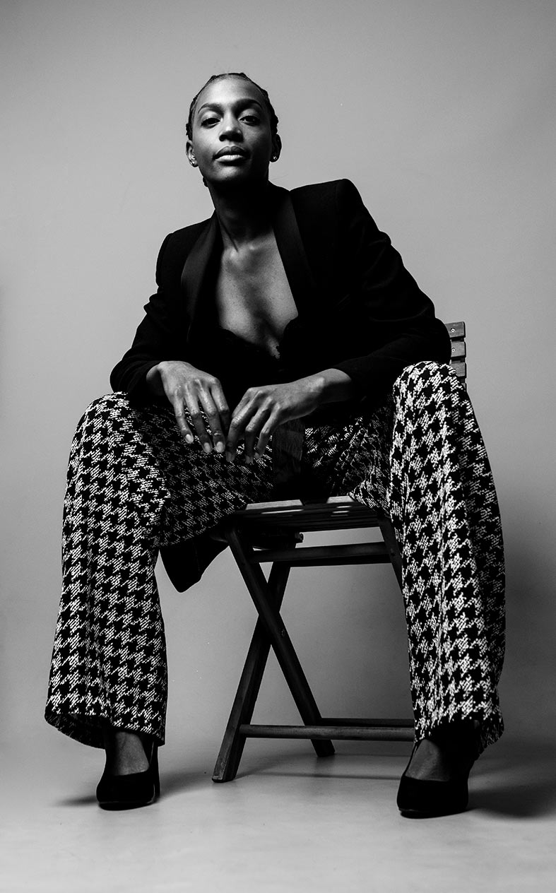 modelo posando sentado en silla con estilo editorial