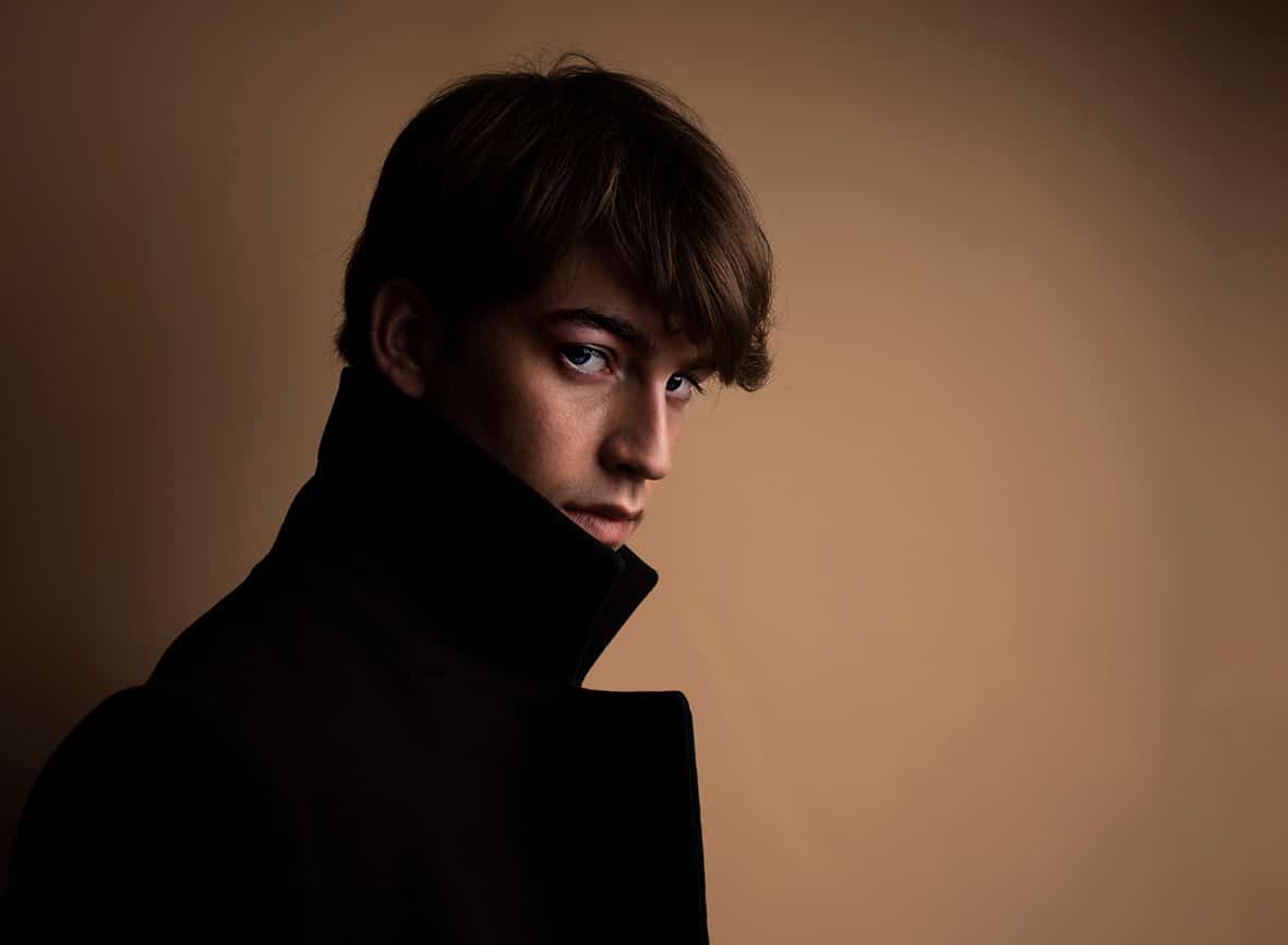 modelo masculino con jersey de cuello alto en estudio
