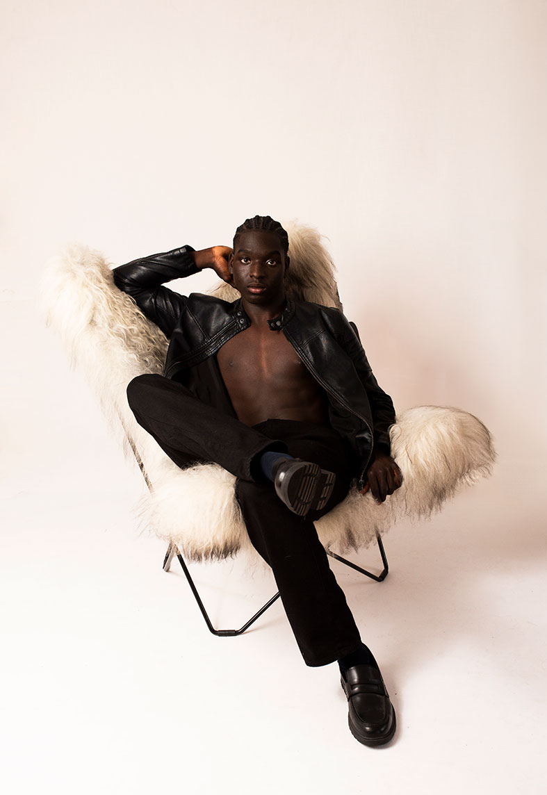 modelo masculino posando en silla en estudio