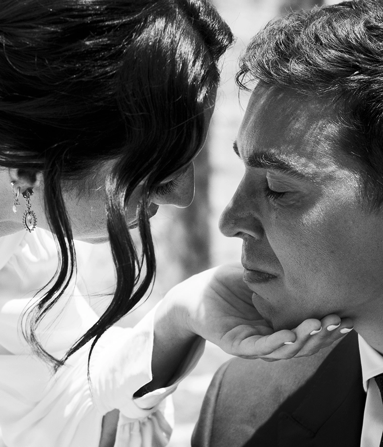 momento íntimo entre novios durante boda en Mallorca en blanco y negro