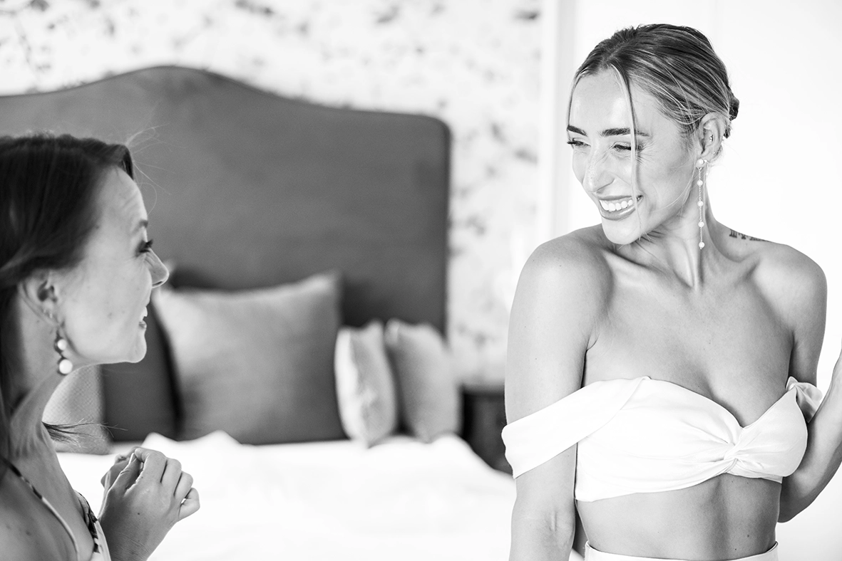 novia emocionada durante los preparativos de boda en Mallorca en blanco y negro