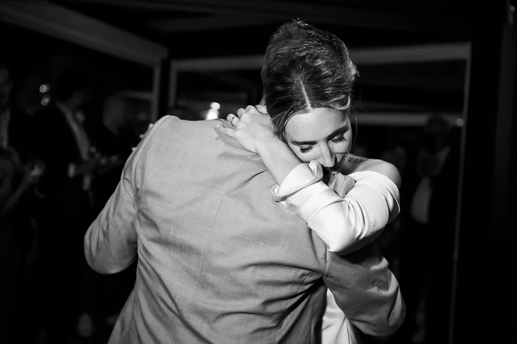 novios abrazándose emocionados durante baile de boda en Mallorca