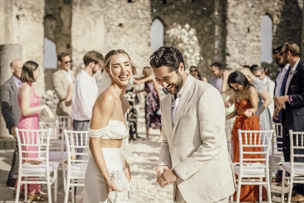 novios riendo durante ceremonia de boda en Mallorca