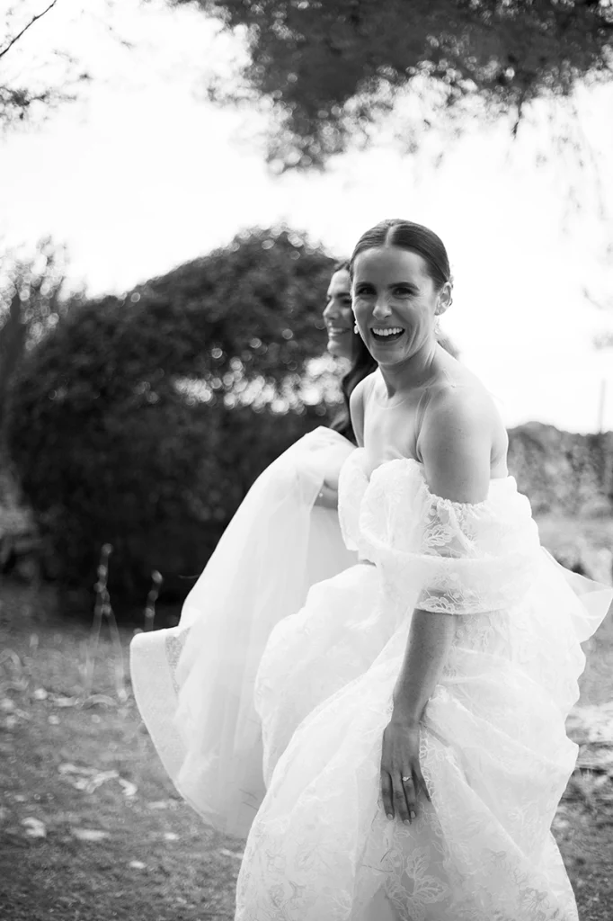 novia sonriendo durante sesión de boda en Mallorca en blanco y negro