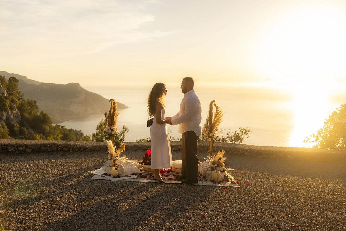 Romántica pedida de mano sorpresa en Mallorca al atardecer con un montaje de lujo frente al mar Mediterráneo, fotografiada por Inma del Valle.
