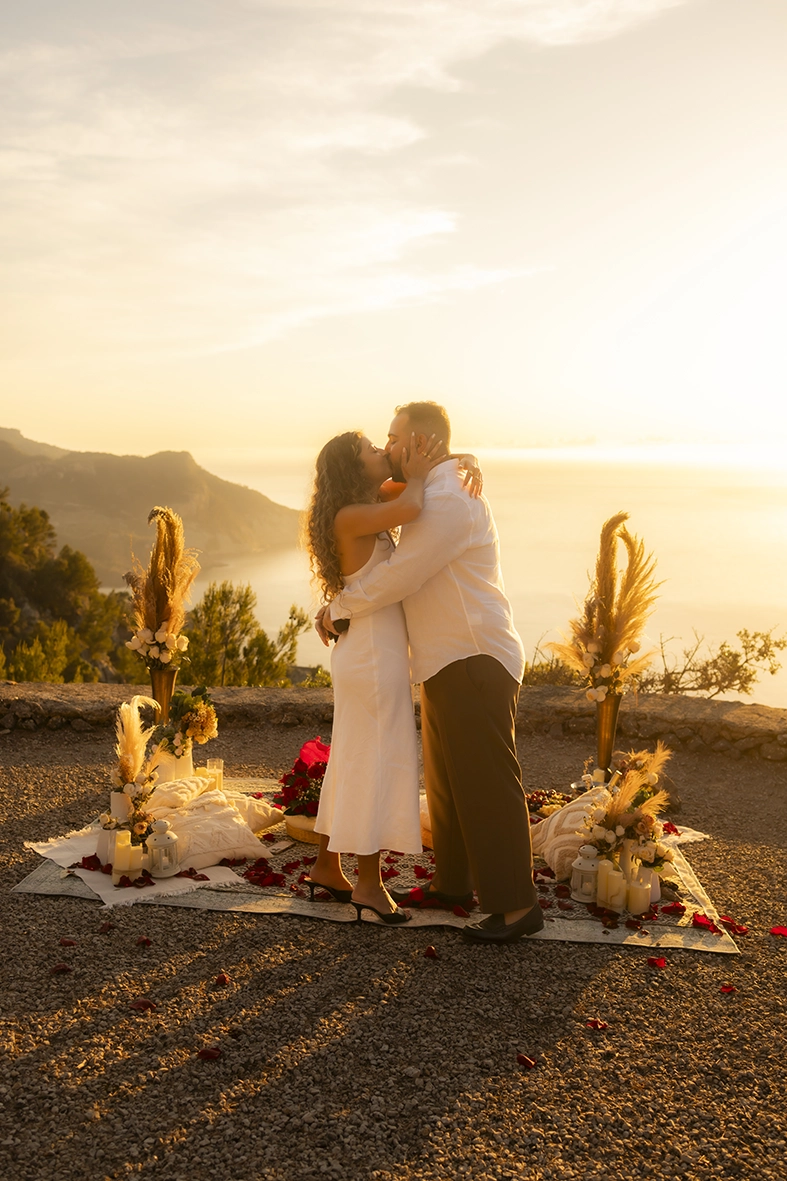 Beso romántico después de una pedida de mano sorpresa en Mallorca al atardecer, pareja abrazándose durante una experiencia de compromiso de lujo fotografiada por Inma del Valle.
