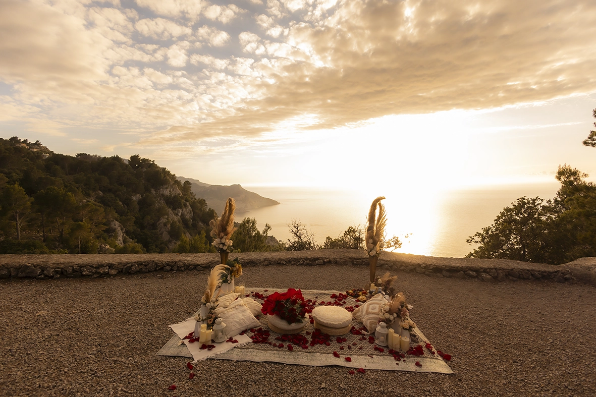 Decoración de lujo para una pedida de mano sorpresa en Mallorca frente al Mediterráneo al atardecer fotografiada por Inma del Valle