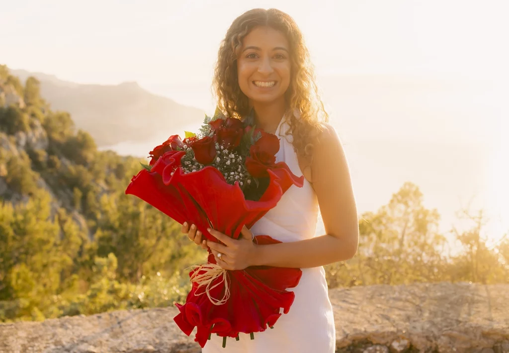 Retrato romántico de una mujer recién comprometida durante una pedida de mano al atardecer en Mallorca fotografiada por Inma del Valle
