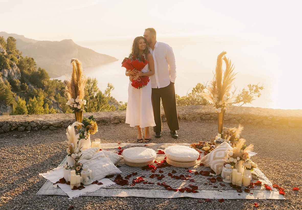 Pedida de mano sorpresa de lujo en Mallorca con decoración romántica y vistas al Mediterráneo al atardecer, pareja celebrando su compromiso fotografiada por Inma del Valle.