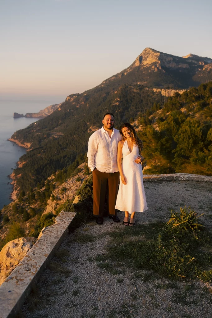 Pareja posando en la Serra de Tramuntana durante el atardecer después de una pedida de mano sorpresa en Mallorca fotografiada por Inma del Valle
