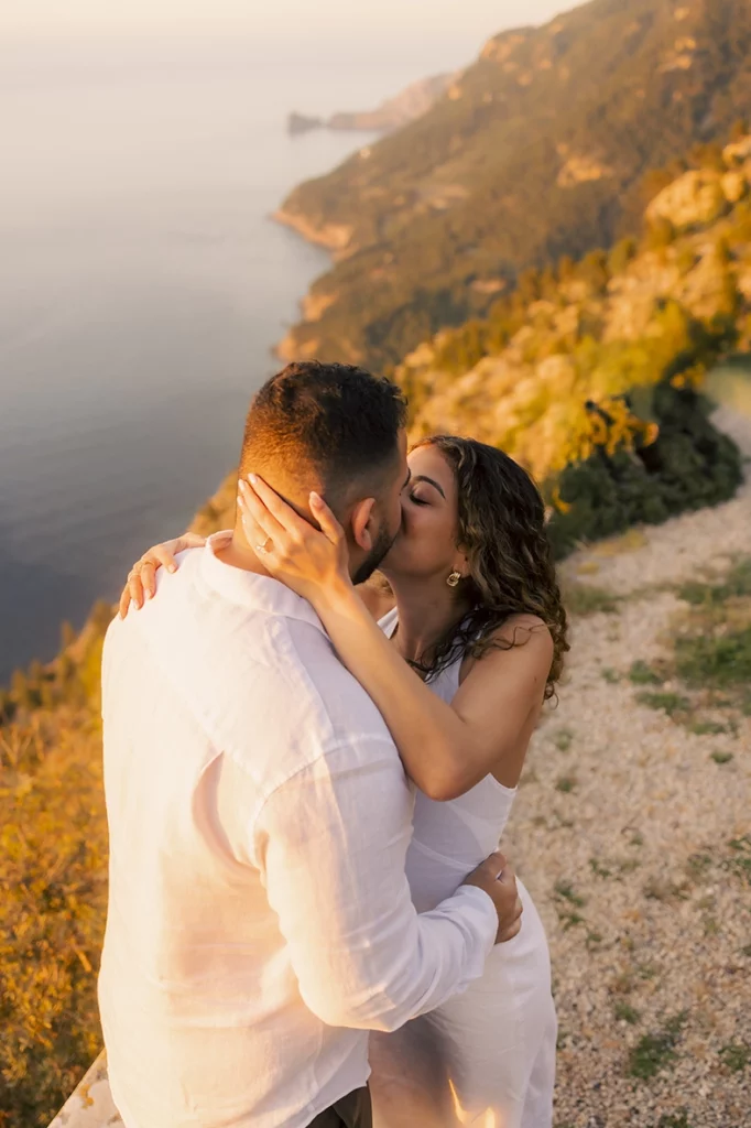 Pareja besándose durante la golden hour sobre los acantilados de Mallorca tras una pedida de mano sorpresa fotografiada por Inma del Valle