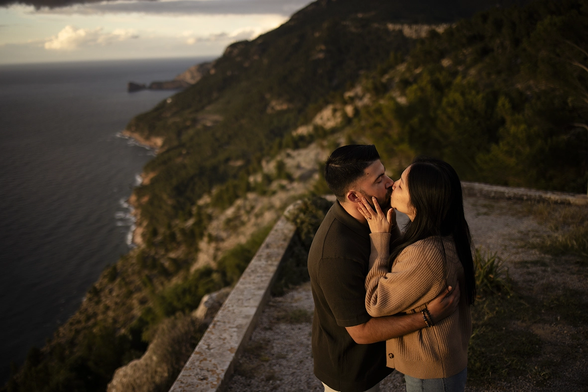 Couple kissing on a cliff in Mallorca during sunset photographed by Inma del Valle, Mallorca cliff proposal photographer