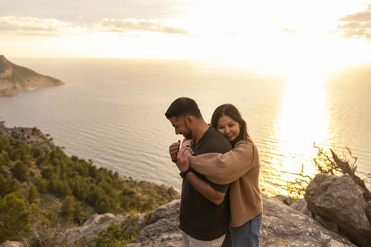 Couple embracing during a romantic sunset session in Mallorca photographed by Inma del Valle, Mallorca cliff proposal photographer