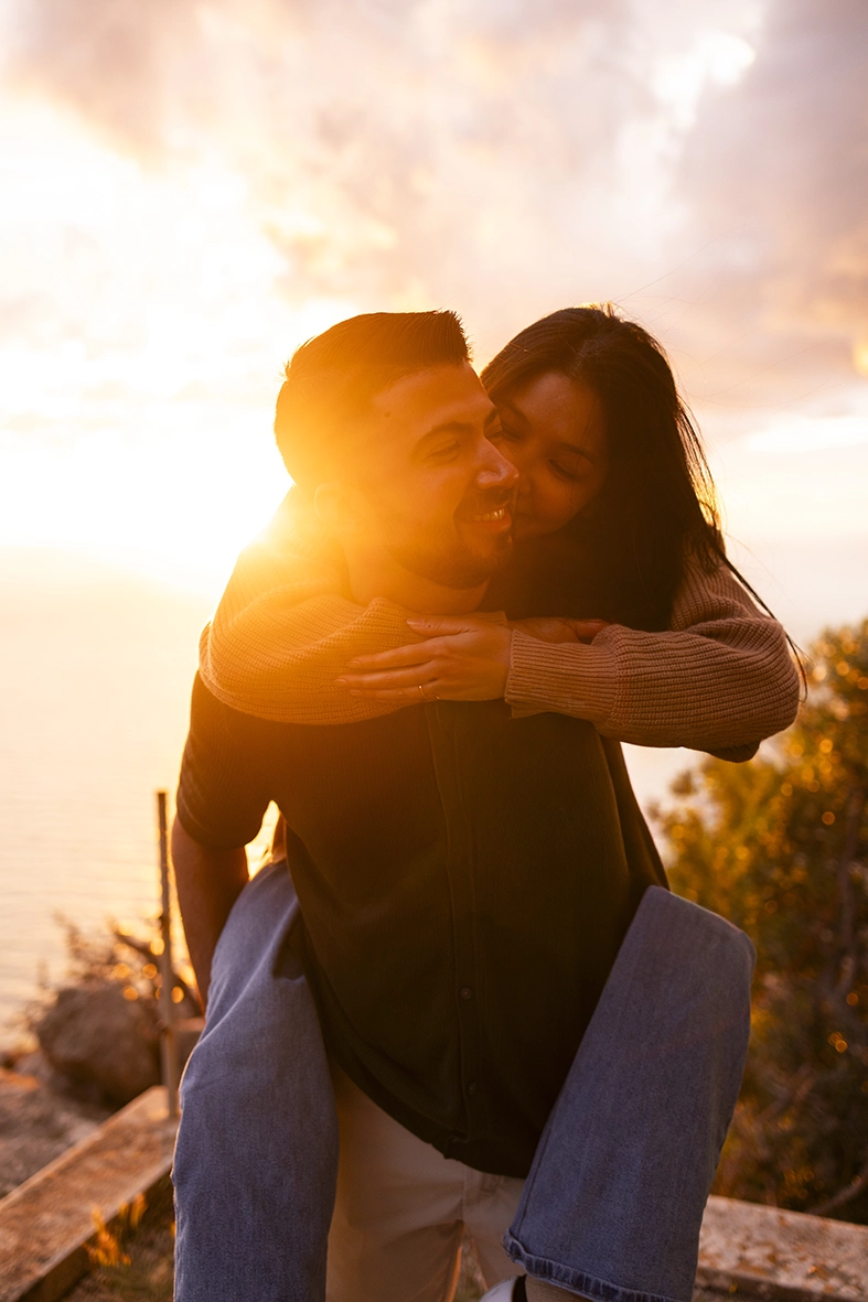Romantic couple embracing during sunset in Mallorca photographed by Inma del Valle, Mallorca cliff proposal photographer