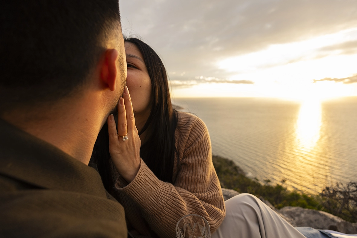 Close up of a romantic kiss during a proposal session in Mallorca photographed by Inma del Valle, Mallorca cliff proposal photographer