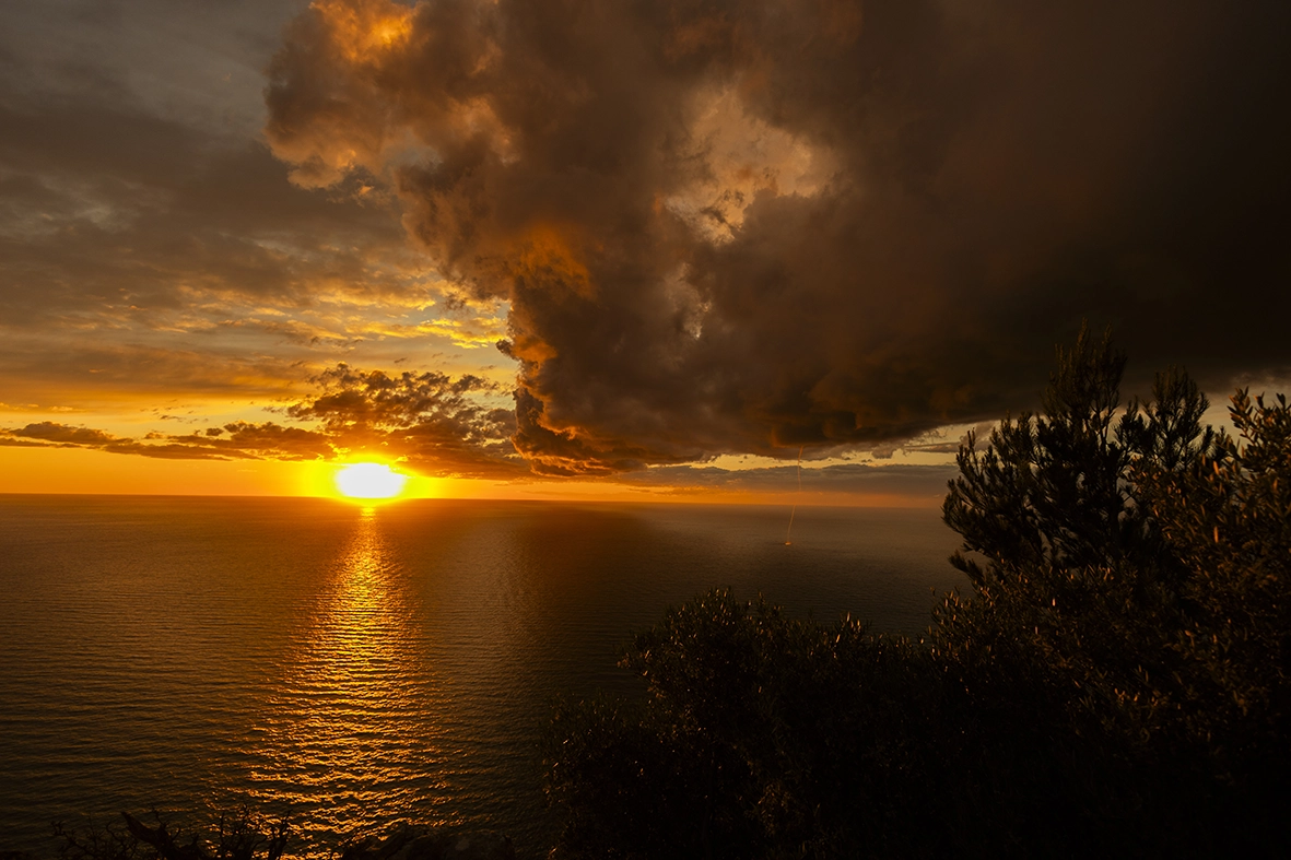 Dramatic sunset sky during a romantic proposal session in Mallorca captured by Inma del Valle, Mallorca cliff proposal photographer