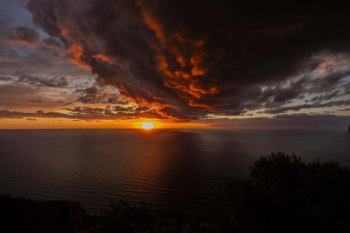 Dramatic sunset over the Mediterranean during a proposal session in Mallorca captured by Inma del Valle, Mallorca cliff proposal photographer