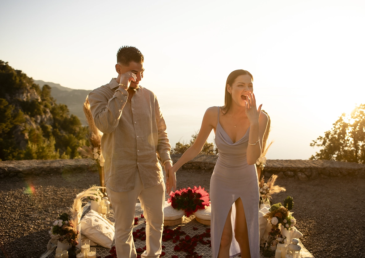 Katie muestra emocionada su anillo de compromiso mientras comparte un momento lleno de felicidad junto a David al atardecer en Mallorca.