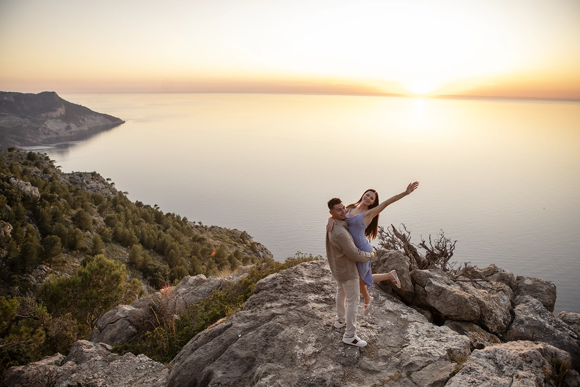 Katie y David celebran su compromiso sobre los acantilados de Mallorca con una espectacular puesta de sol sobre el Mediterráneo.