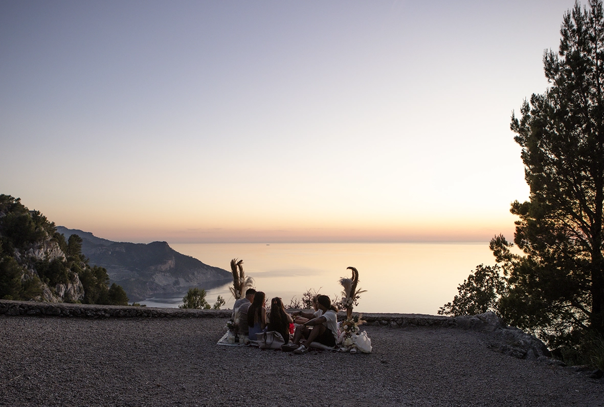 Katie y David celebran su compromiso junto a sus amigos durante una cena íntima con vistas al mar en Mallorca.