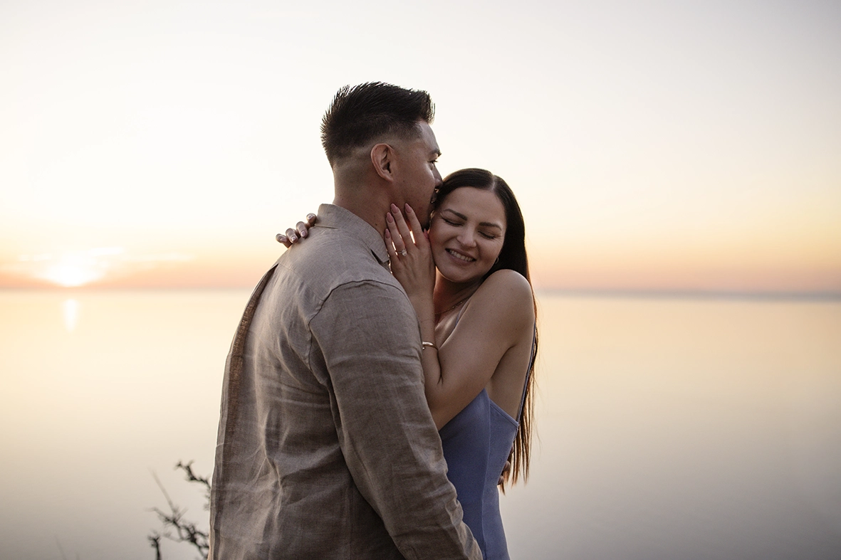 Katie abraza emocionada a David durante la puesta de sol tras su pedida privada en Mallorca.