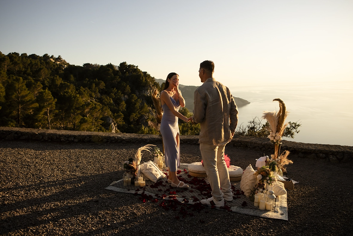 Pareja celebrando su compromiso al atardecer con vistas a la Serra de Tramuntana en Mallorca
