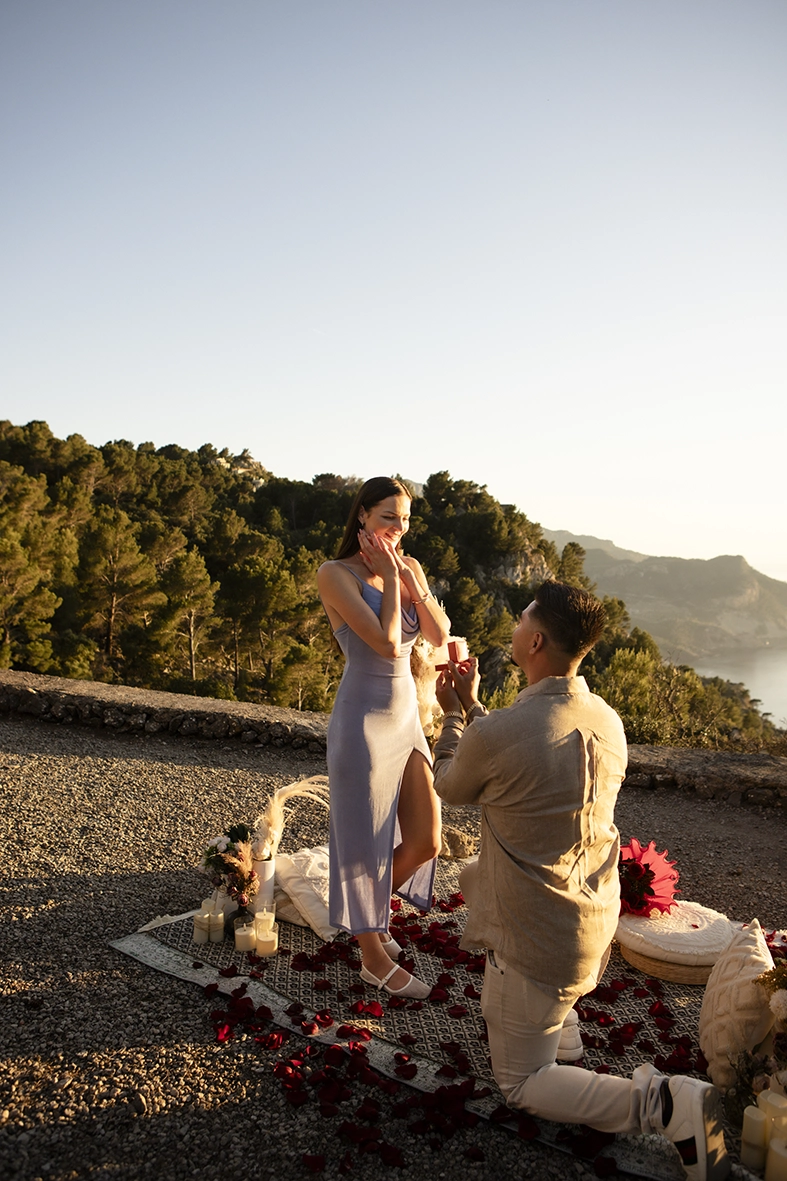 David arrodillado pidiendo matrimonio a Katie durante una pedida privada en Mallorca