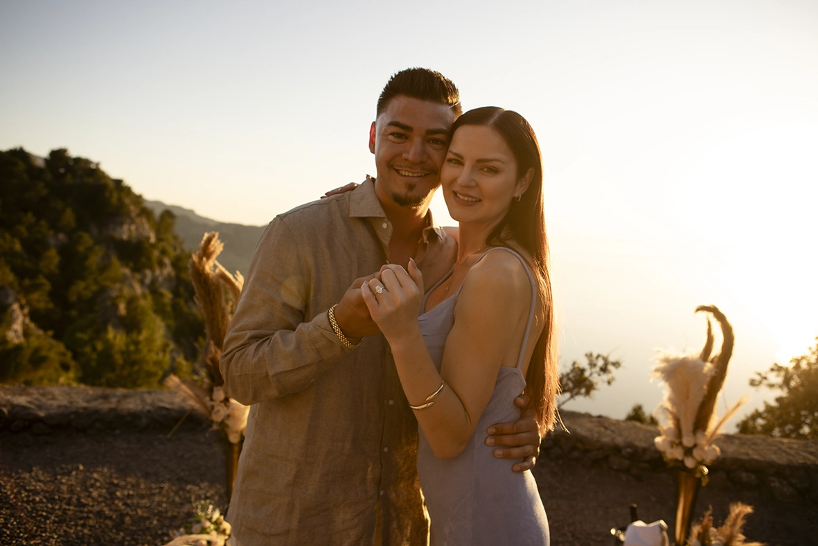 David y Katie muestran el anillo de compromiso tras su pedida privada en Mallorca