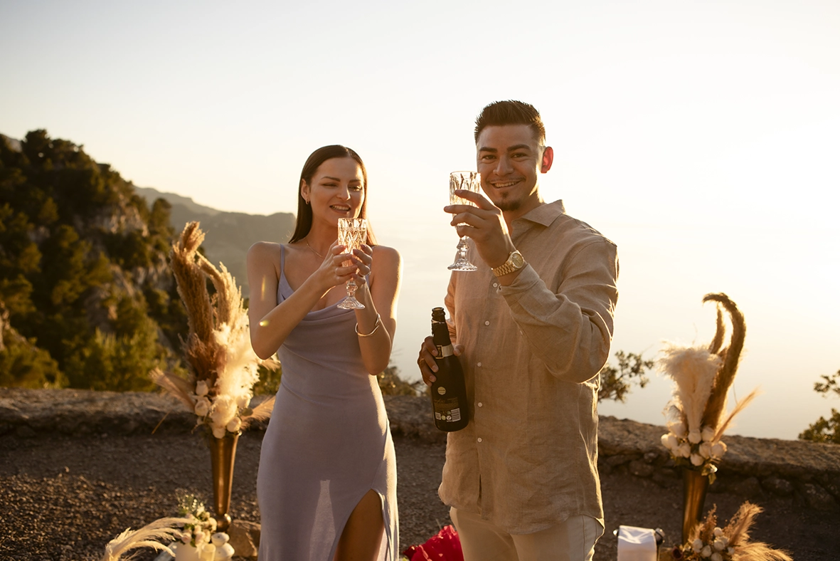 David y Katie brindan con champagne tras su pedida privada en Mallorca al atardecer