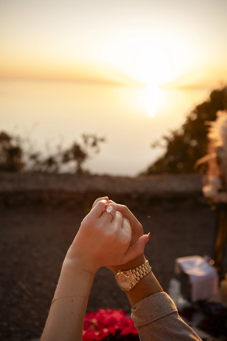Detalle del anillo de compromiso durante una pedida privada en Mallorca al atardecer