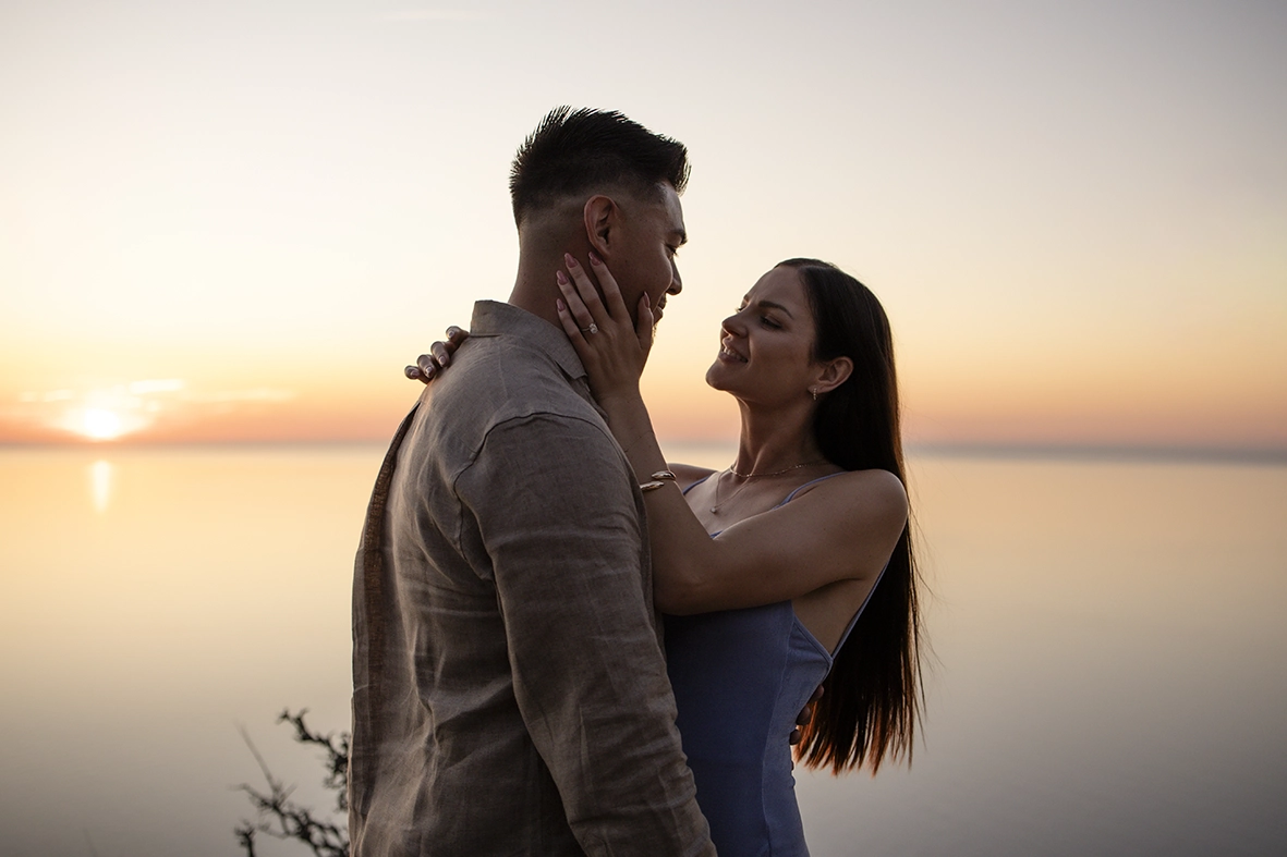 David y Katie compartiendo una mirada romántica al atardecer tras su pedida privada en Mallorca