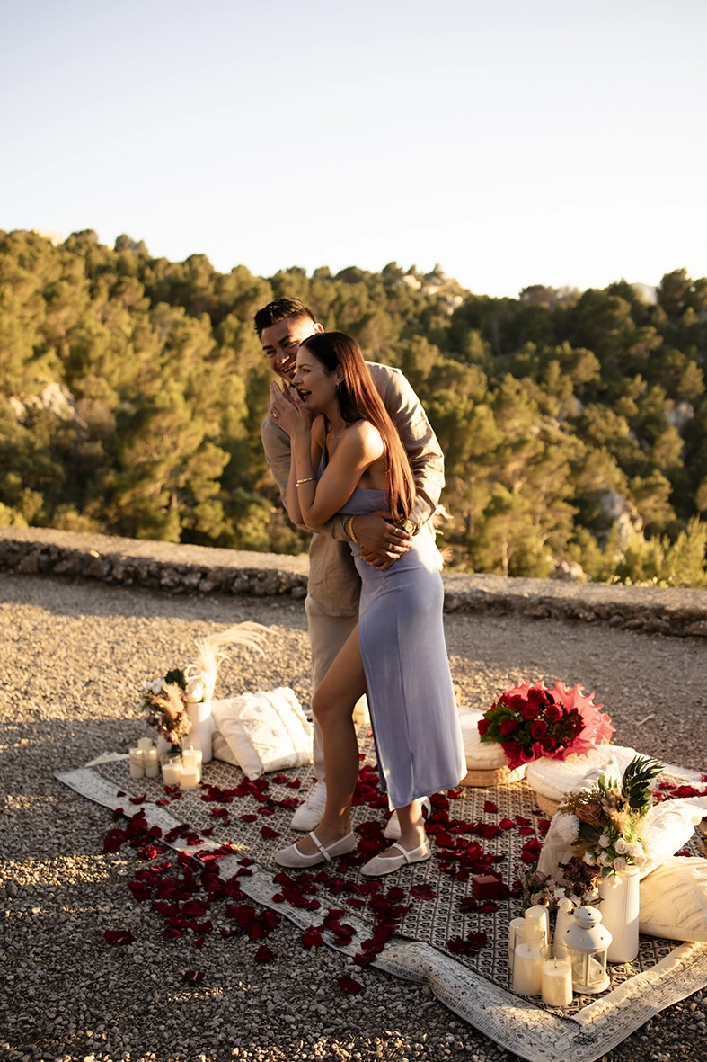Katie sonríe emocionada mientras David la abraza después de la pedida privada en Mallorca
