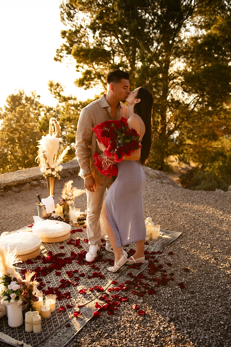David y Katie besándose tras su compromiso durante una pedida privada en Mallorca