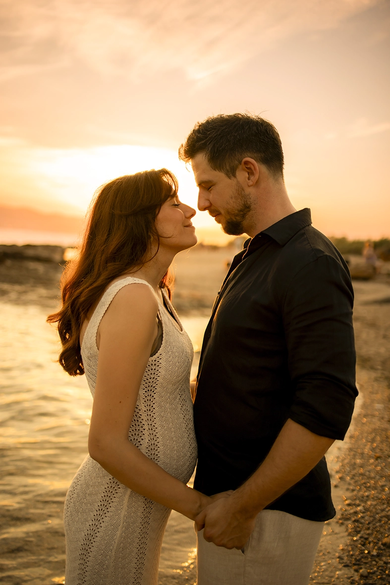 Babymoon photography in Mallorca couple sharing an intimate sunset moment in Mallorca.