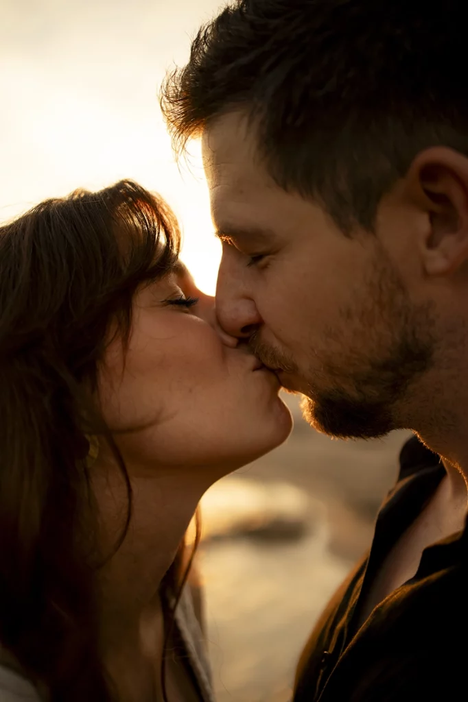 Couple kissing at sunset during a session in Mallorca.