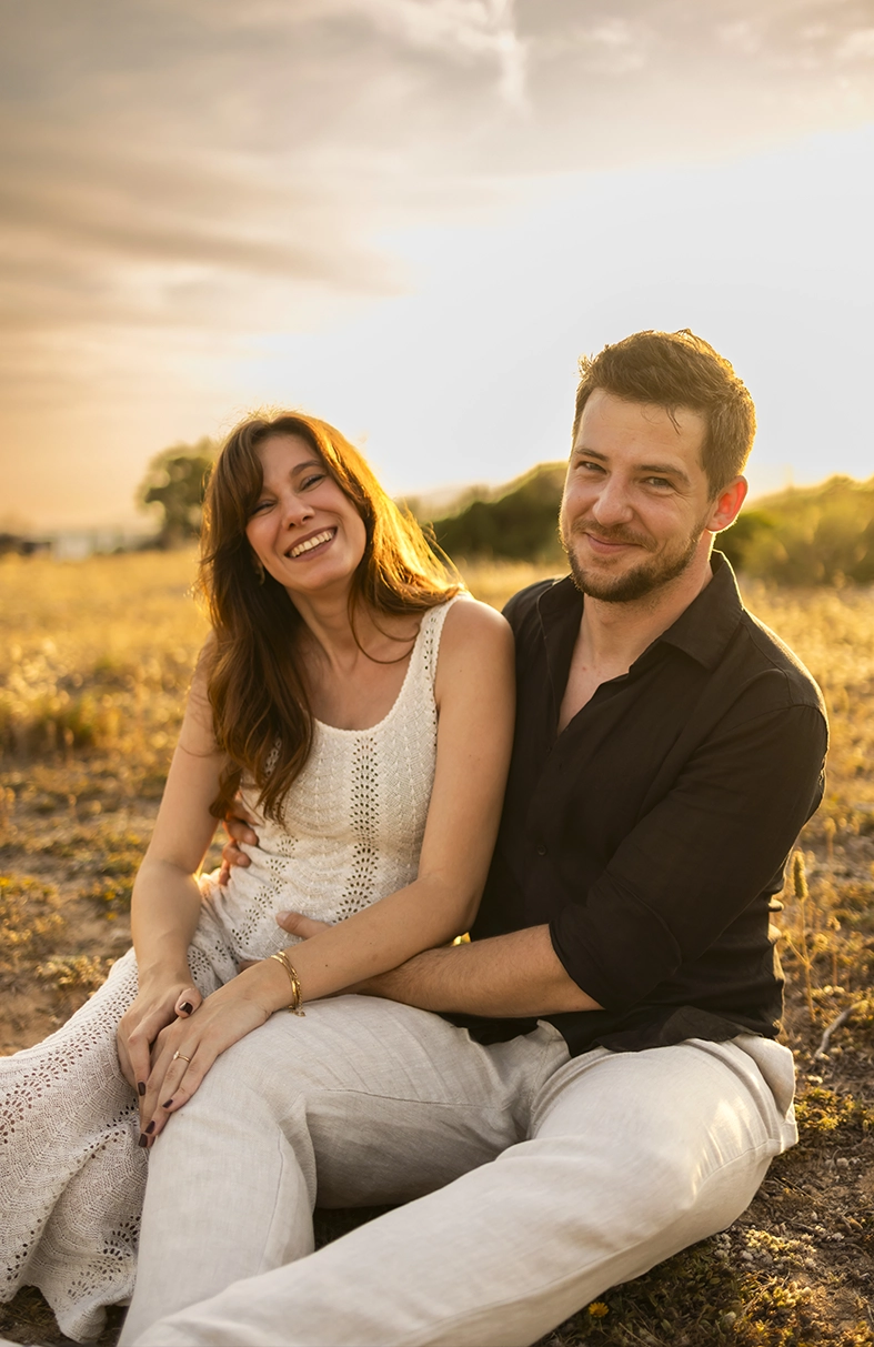 Pareja sonriendo al atardecer durante una sesión en Mallorca.