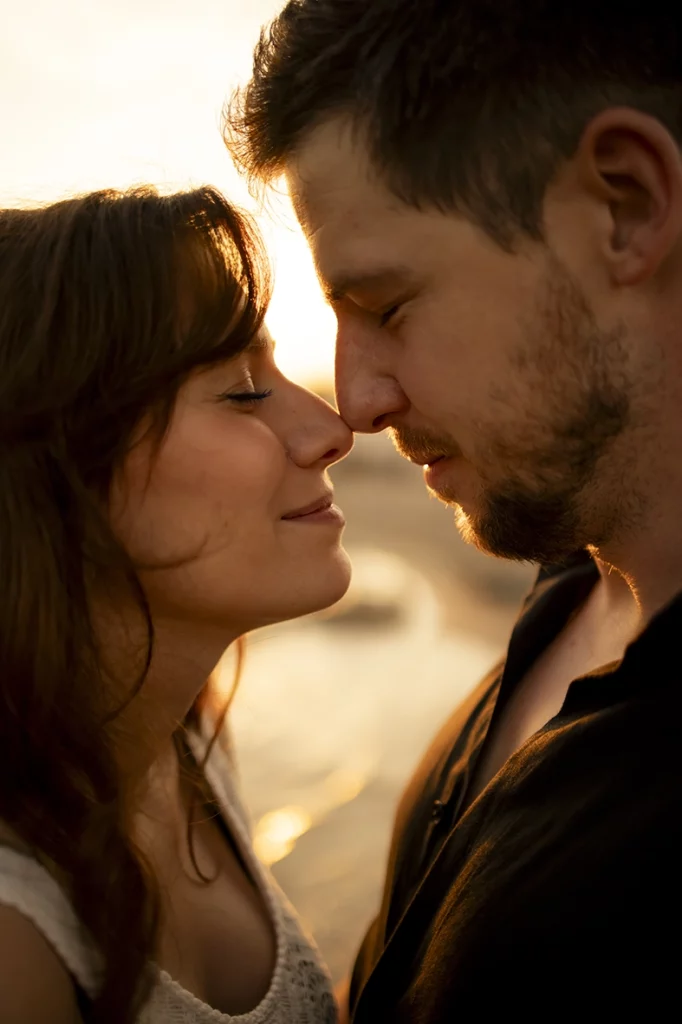 Pareja compartiendo un momento íntimo al atardecer en Mallorca.