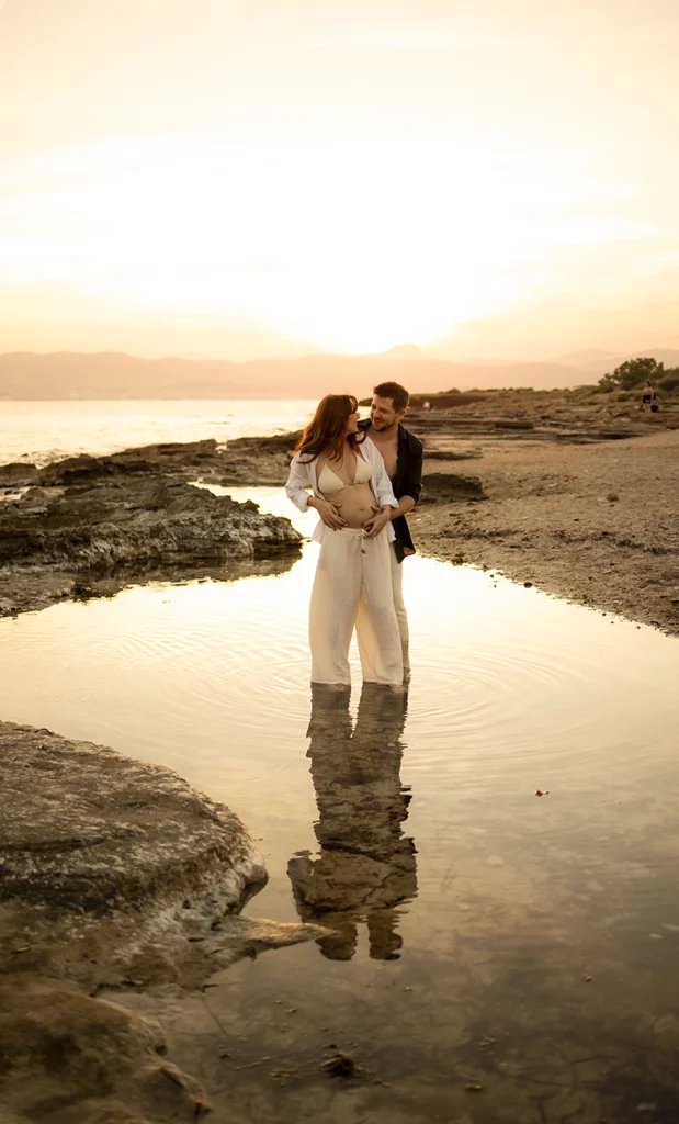 Fotografía de maternidad en Mallorca al atardecer junto al mar.