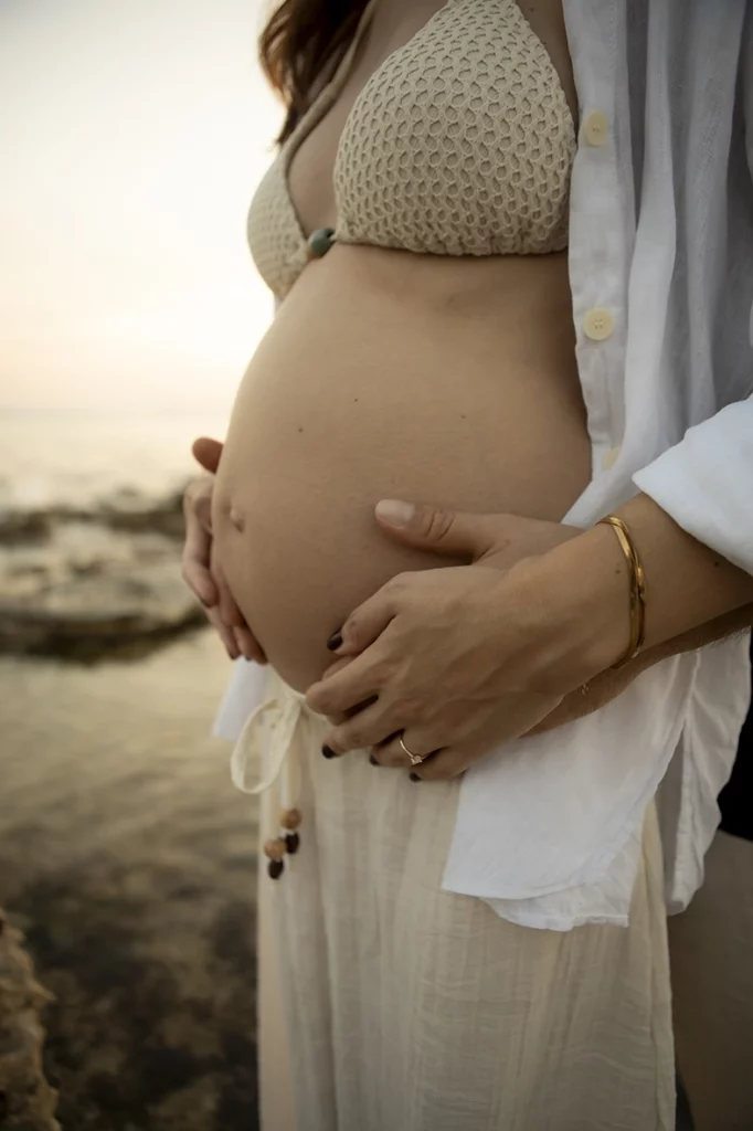 Fotografía de maternidad en Mallorca con detalle de la barriga de embarazo.