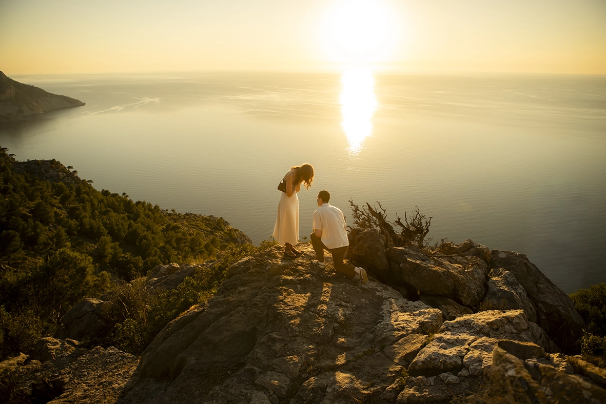 Momento de la pedida de mano sorpresa de Max y Lili durante una fotografía para pedida en Mallorca