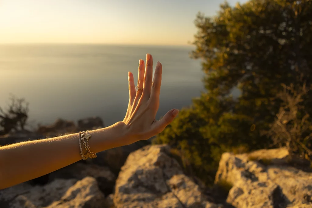 Anillo de compromiso durante una fotografía para pedida en Mallorca al atardecer