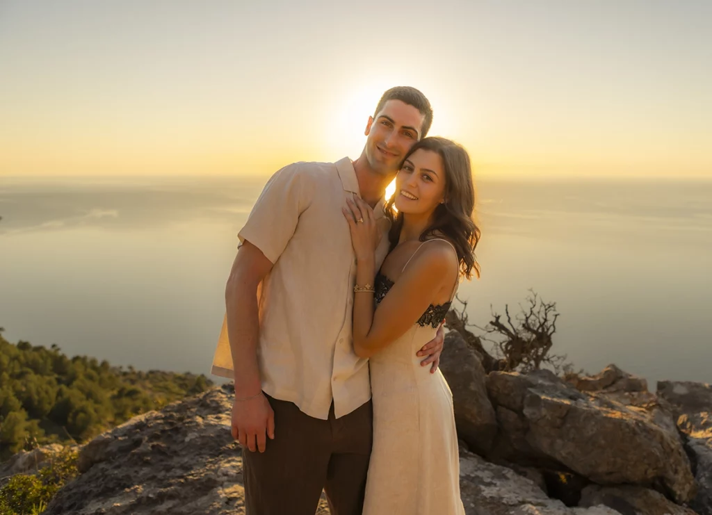 Retrato de pareja comprometida durante una fotografía para pedida en Mallorca al atardecer