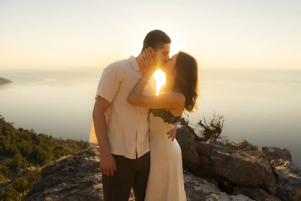 Pareja besándose al atardecer durante una fotografía para pedida en Mallorca con vistas al Mediterráneo