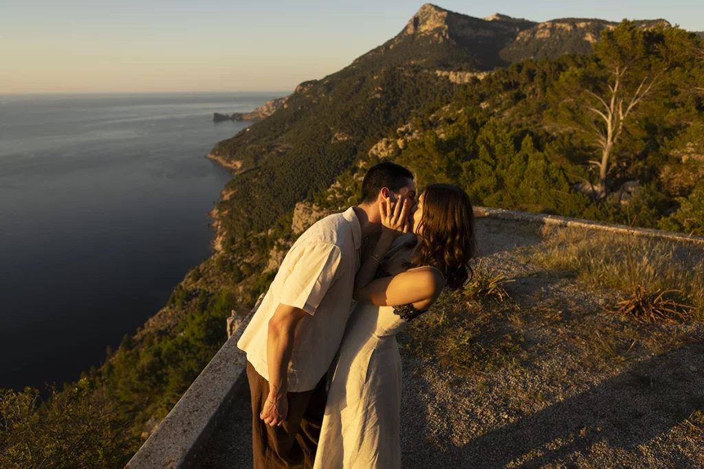 Pareja comprometida besándose en la Serra de Tramuntana durante una fotografía para pedida en Mallorca