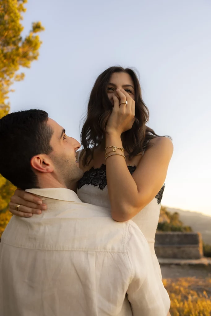 Lili mostrando su anillo de compromiso durante una fotografía para pedida en Mallorca
