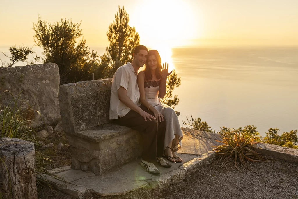 Max y Lili mostrando el anillo durante una fotografía para pedida en Mallorca al atardecer